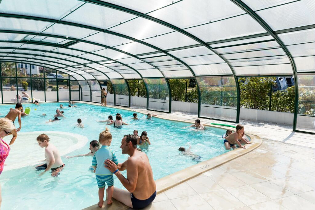 piscine couverte du camping la Vallée en Normandie