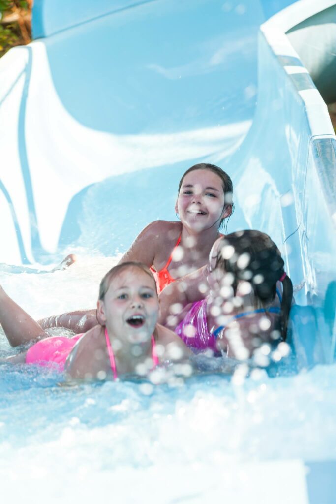 enfants à la sortie du toboggan aquatique