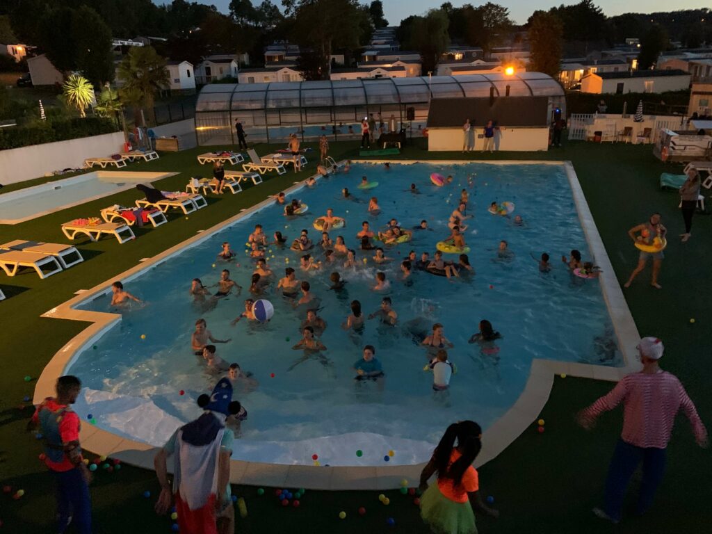 ANIMATION SOIREE PISCINE