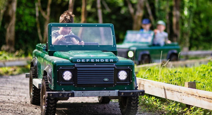 enfant s'amusant dans un mini 4x4 camping La Vallée